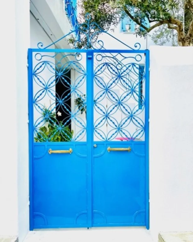 GREEK • DOORS I’m looking forward to watching the second episode of Home Greek Home tonight! Here’s the door to Sarah’s wonderful house renovation which was so lovingly restored. And what a fab Mediterranean blue! Swipe to see the before 💙

#homegreekhome #sarahmoore #greekdoors #skiathos #skiathostown #skiathosplakes #mediterraneanhome #mediterraneanblue #skiathosdesign #interiordesignskiathos